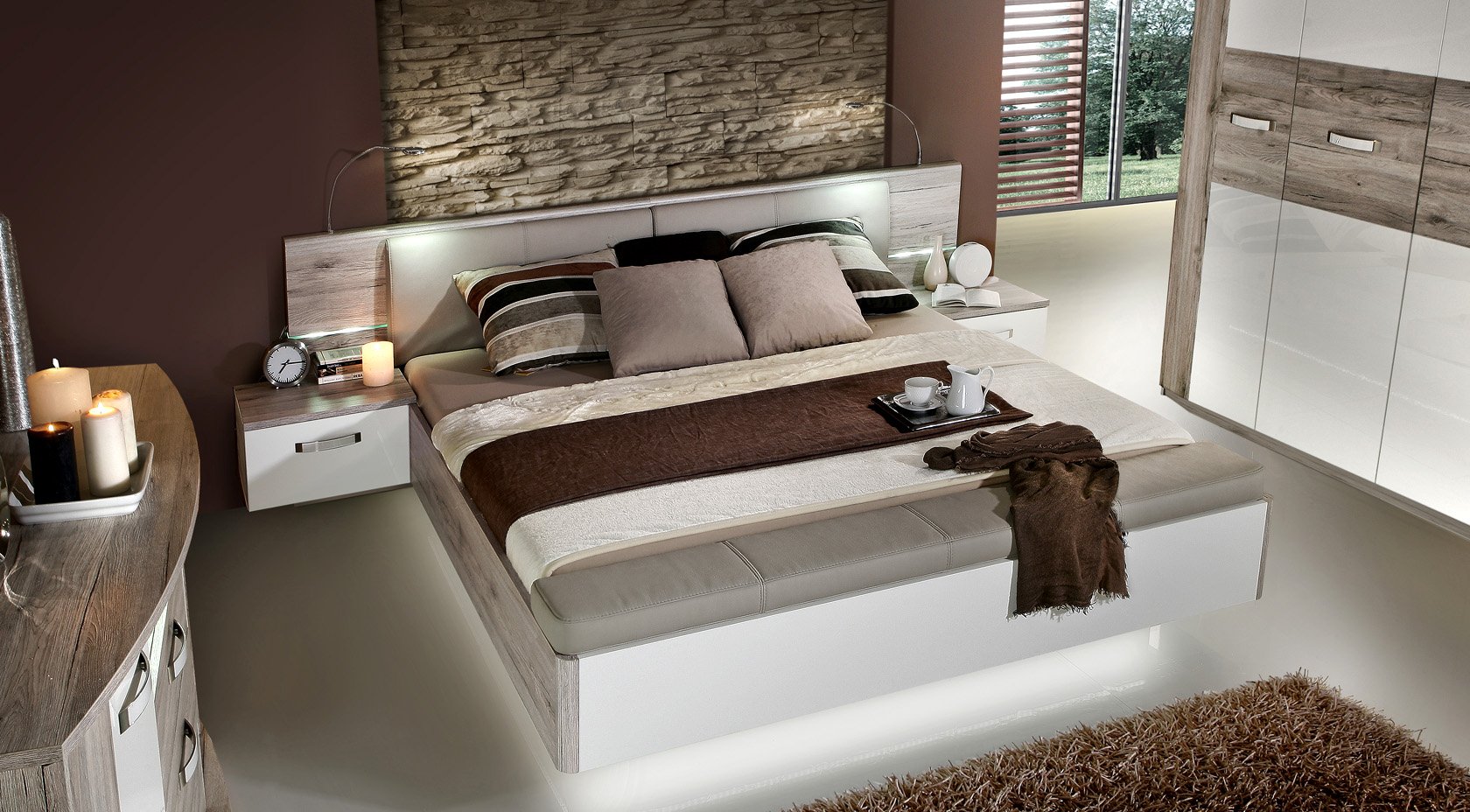 Кровать с коричневым изголовьем в интерьере